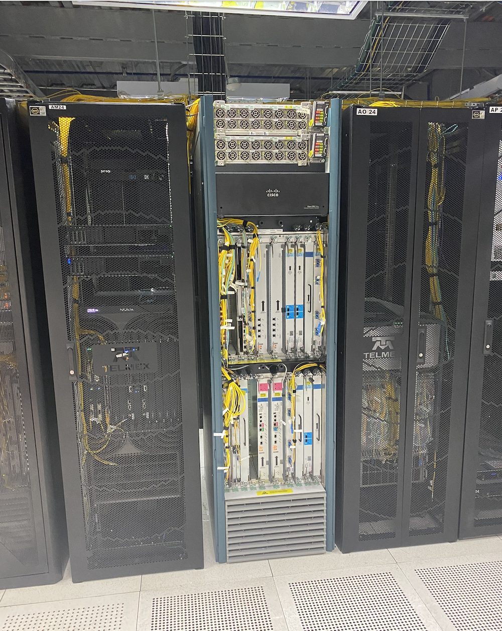 Rack de servidores y equipos de red